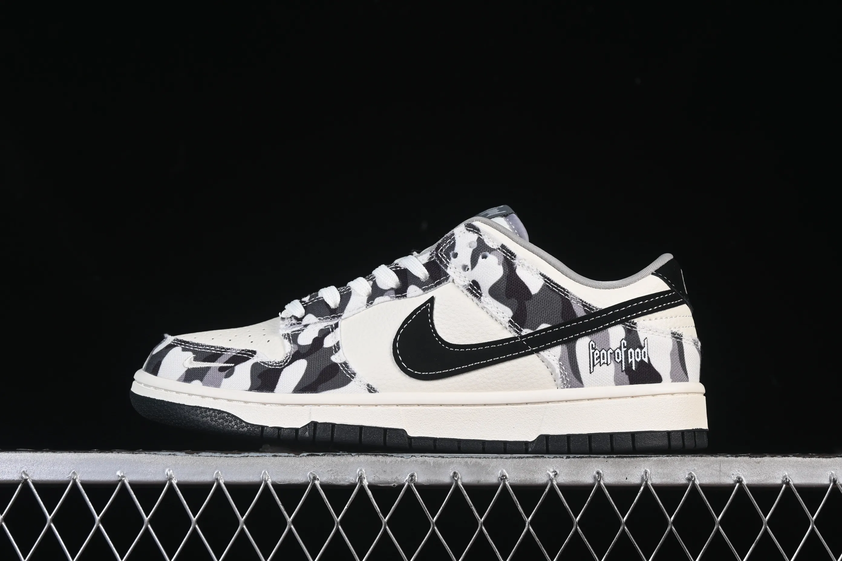 All Categories Nk SB Dunk Series Nk SB Dunk Low High-end Customized Low-top Shoes Nike SB Dunk Low Gray Camouflage Anniversary High-end Customized Low-top Casual Shoes SR2025-002